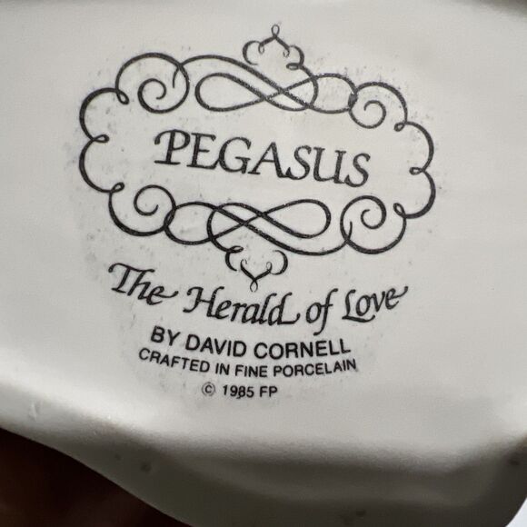 David Cornell Pegasus Figurine The Herald Of Love 1985 White Fine Porcelain - Picture 11 of 11